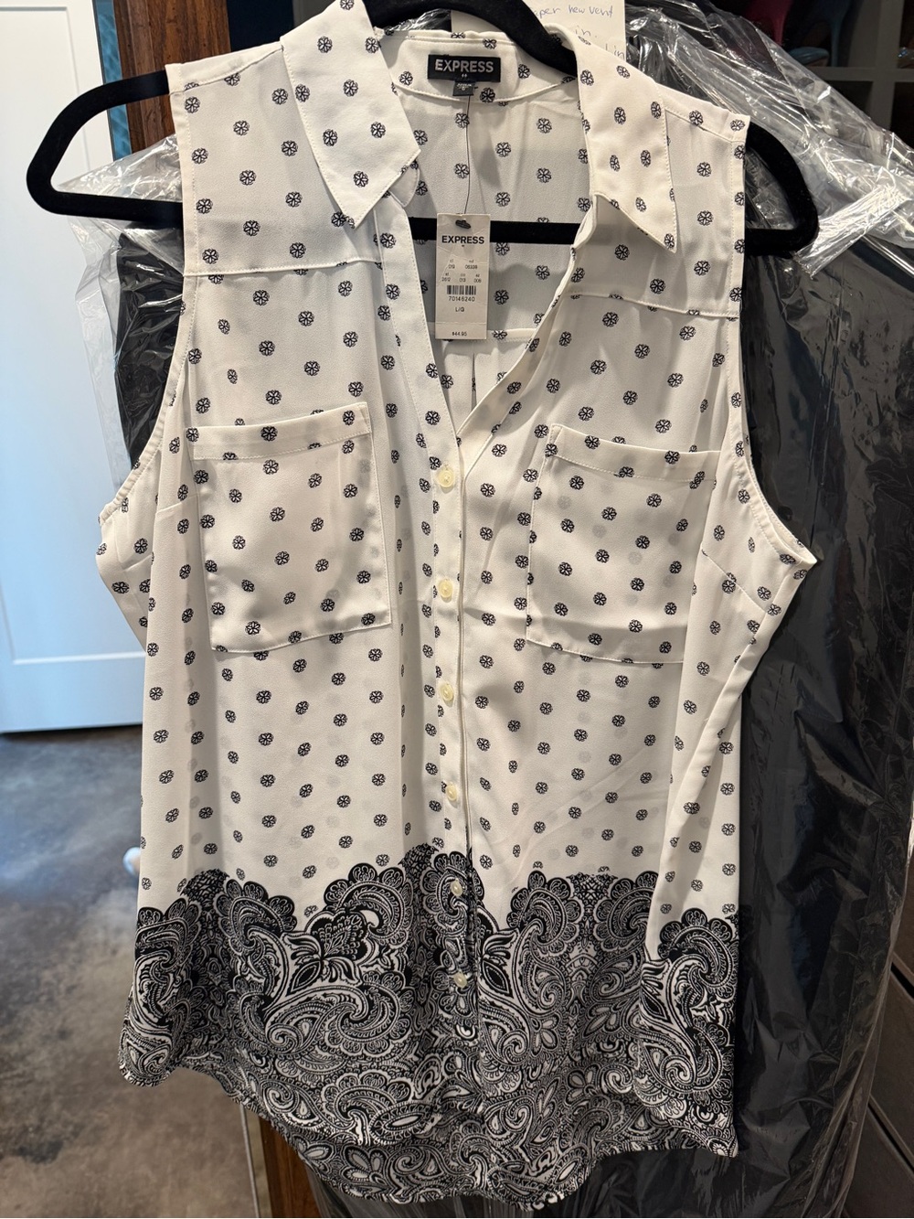 Express Women's Po White Sleeveless Button-Front Blouse with Black Paisley Print